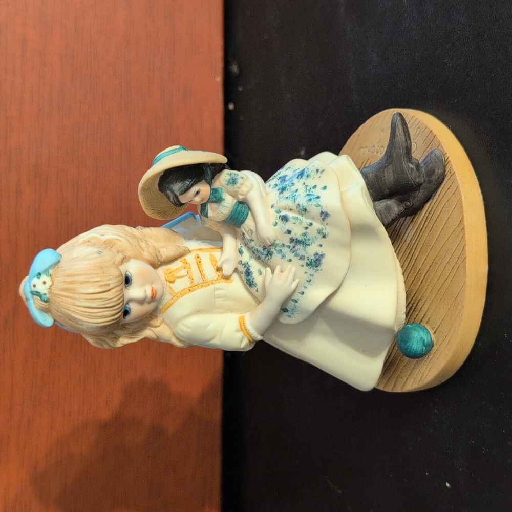 Vintage Jan Hagara "Melanie And Scarlett O'Hara" Figurine